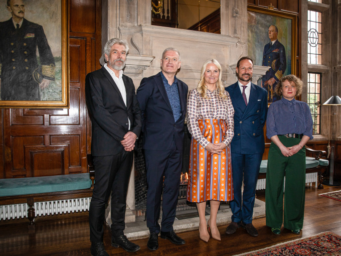 Crown Prince Haakon and Crown Princess Mette-Marit met Norwegian authors Siri Helle, Lars Mytting and Karl Ove Knausgård at the Ambassador’s residence in London. Photo: Nina Rangoy / NTB